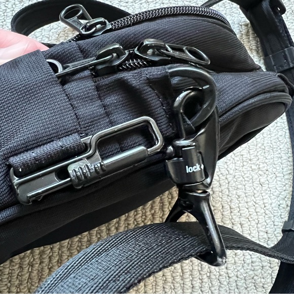 PacSafe Metrosafe LS100 Anti Theft Technology Crossbody Bag - Picture 5 of 14